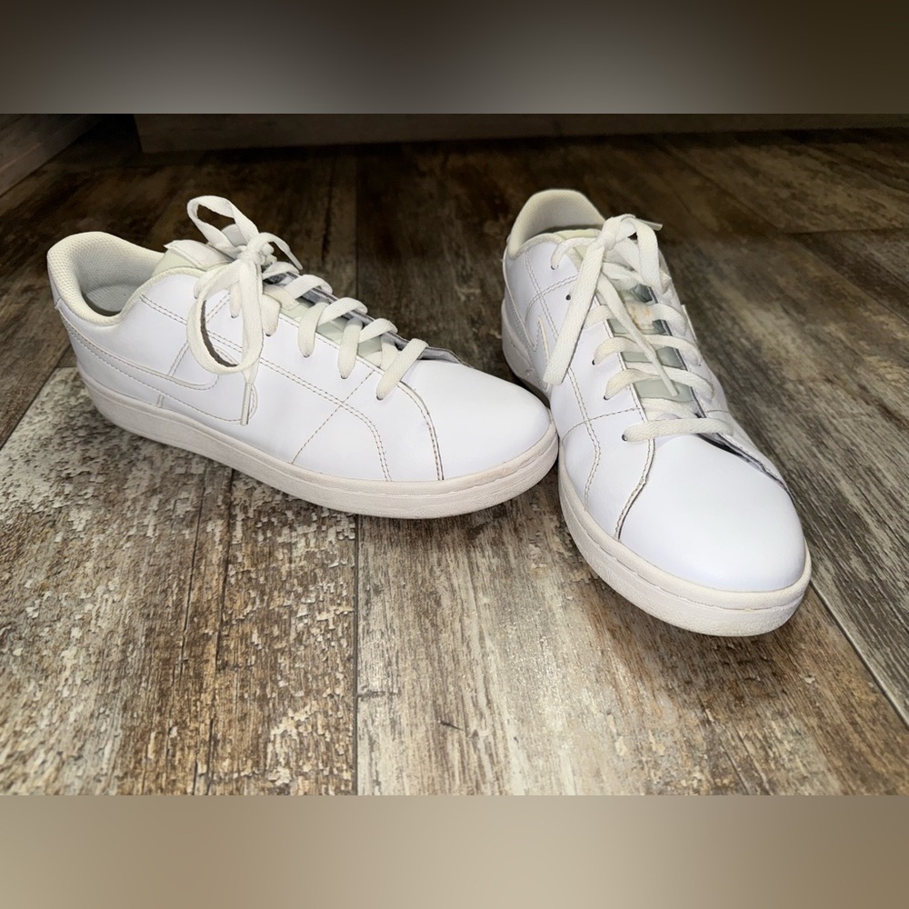 Nike White Minimalist Sneakers Low-Top Design